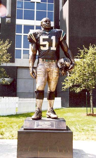 Statue of Sam Mills Linebacker for North Carolina Panthers 1995 To 1997  Editorial Photo - Image of buildings, grass: 113800576